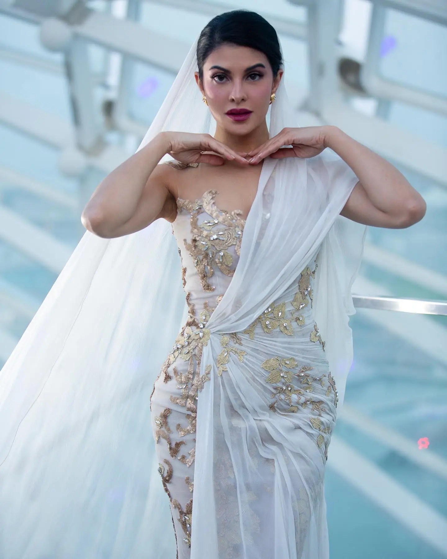 JACQUELINE FERNANDEZ MESMERIZING LOOKS IN BEAUTIFUL WHITE GOWN 5